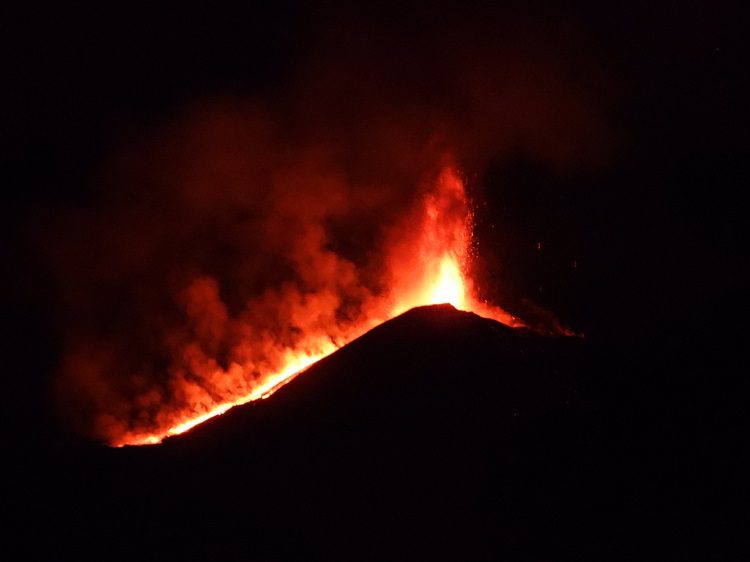 Etna Yanardağı yeniden faaliyete geçti