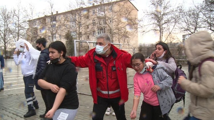 70 öğrenci zehirlenme şüphesiyle hastaneye kaldırıldı