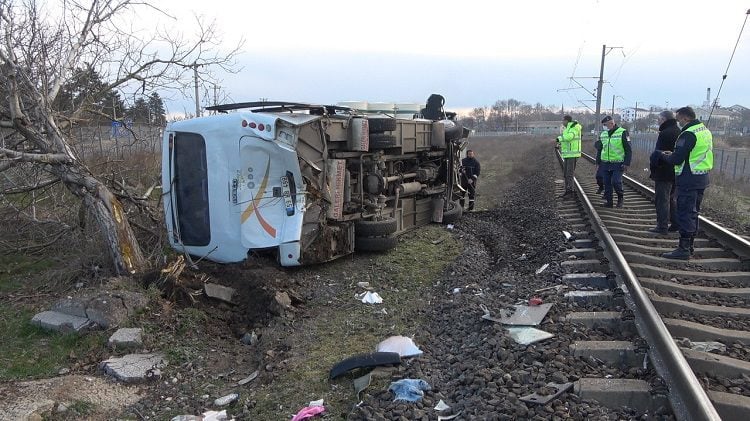 Yük treni işçi servisine çarptı