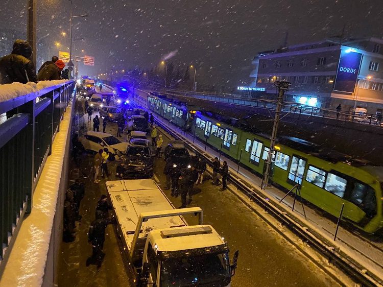 Bursa’da zincirleme kaza! 11 araç birbirine girdi