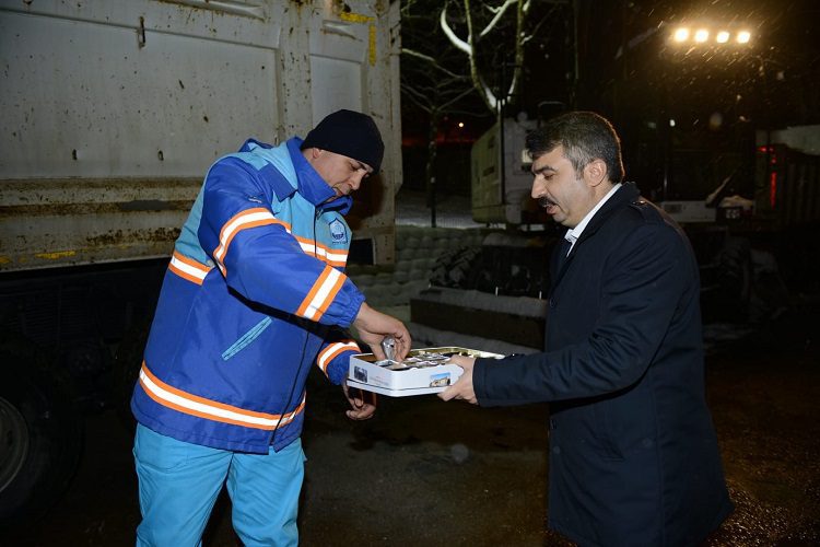 Yıldırım’da kar mesaisi yapan ekibe başkandan tatlı ikramı