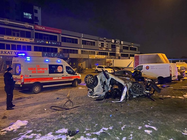 Bursa’da takla atan otomobildeki 2 kişi öldü
