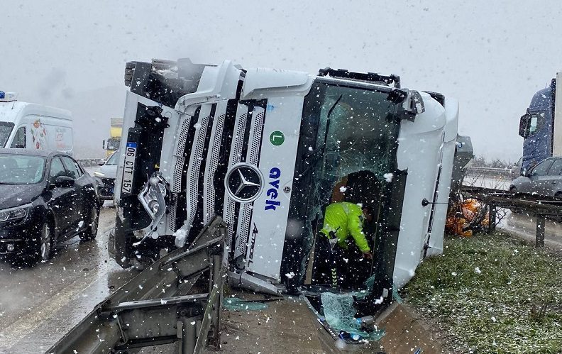 Bursa’da kontrolden çıkan 2 TIR kaza yaptı