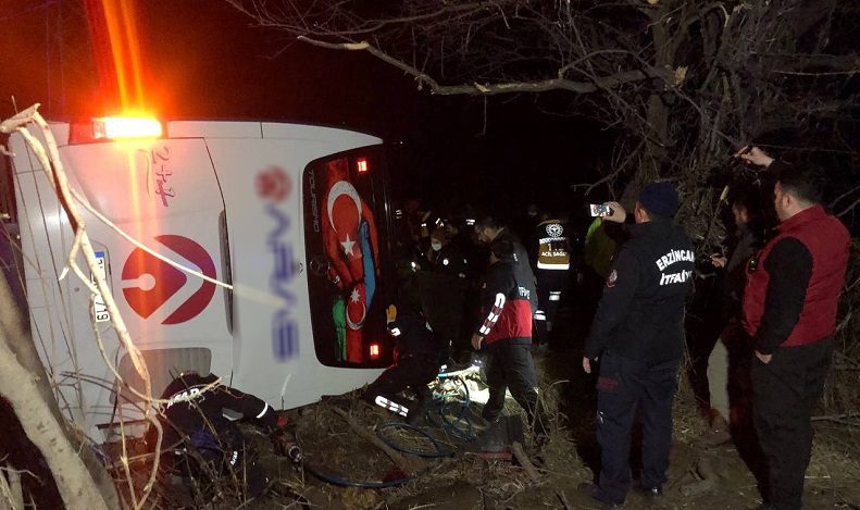 Yolcu otobüsü devrildi: Ölü ve yaralılar var