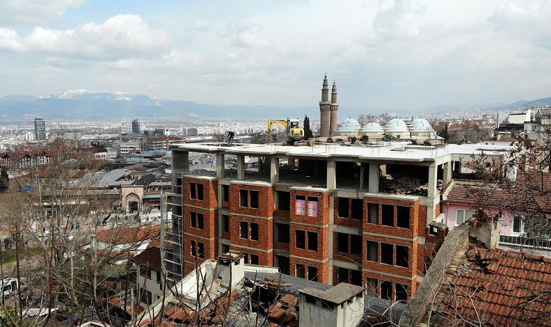 Şehrin silüetini bozan binada yıkım başladı