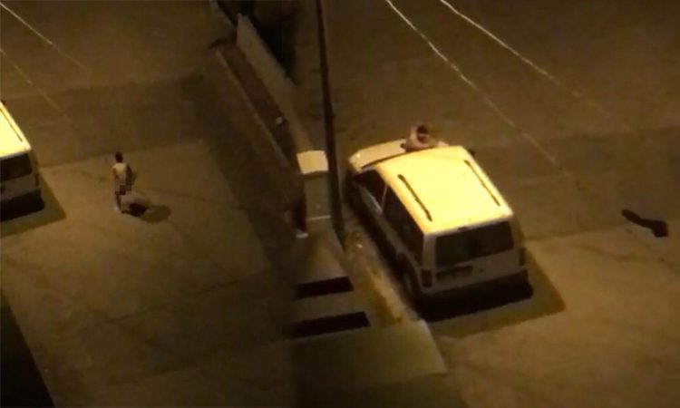 Sokakta soyunup araçların üzerine yattı