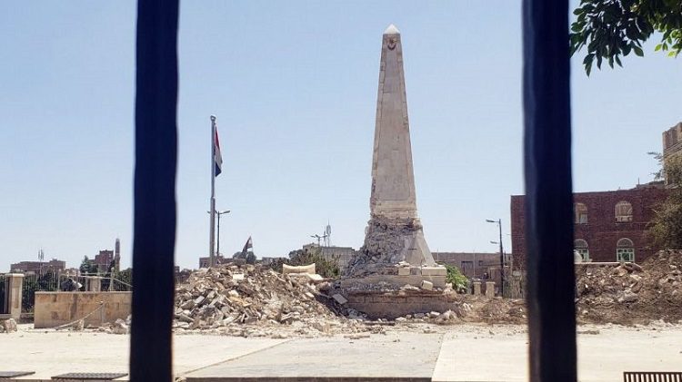Türk şehitliğini iş makinesiyle yıkmaya çalıştılar