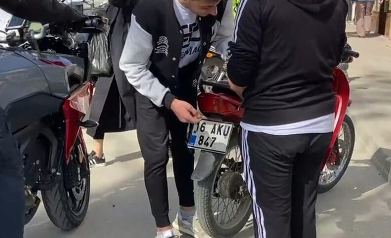 Bursa’da motosikletinin plakasını boyayla değiştirdi