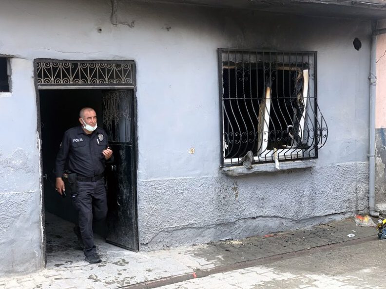 Uyuşturucu krizine girip evi yaktı