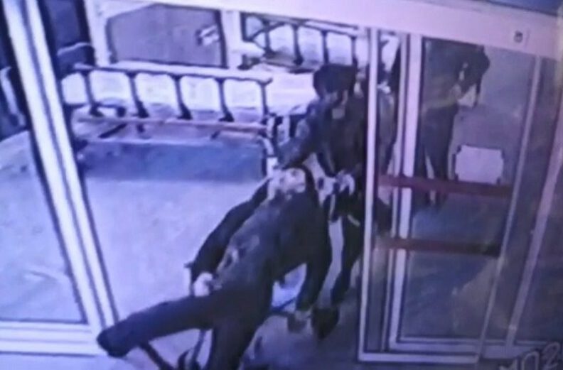 Ev arkadaşlarını öldürüp hastaneye bıraktılar