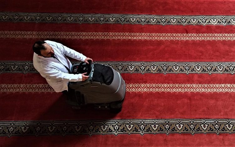 Bursa Ulu Cami’de Ramazan temizliği