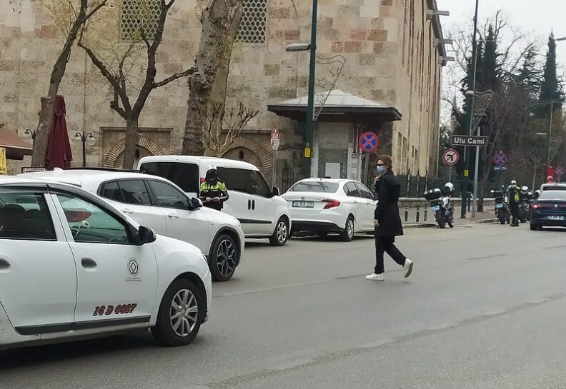 Bursa’da tehlikeye davetiye çıkaran yayalara sıkı takip