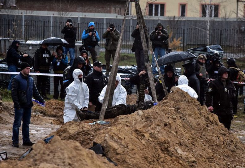 Toplu mezardaki cansız bedenler çıkartıldı