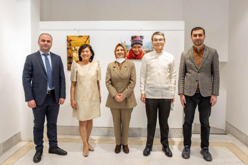 ‘Gülümseyin Philippines’ sergisi Bursa’da açıldı