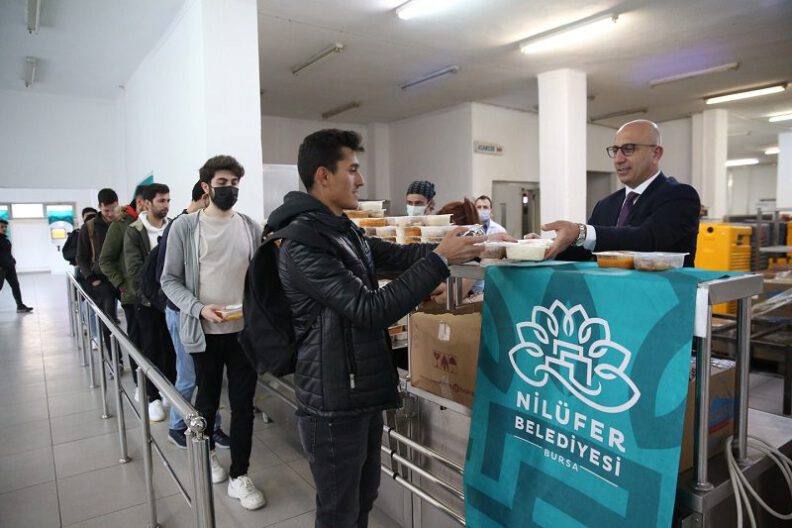 Nilüfer Belediyesi’nden öğrencilere iftar yemeği