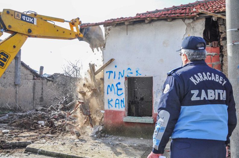 Karacabey’de metruk bina mücadelesi hız kesmiyor