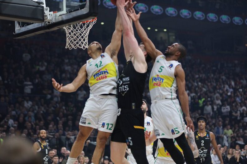 Frutti Extra Bursaspor çeyrek finalde