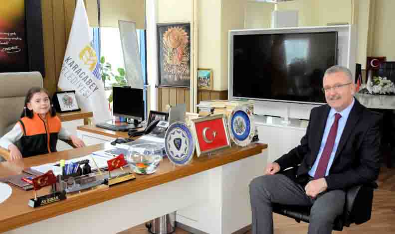Başkan Özkan koltuğunu Cemre’ye devretti