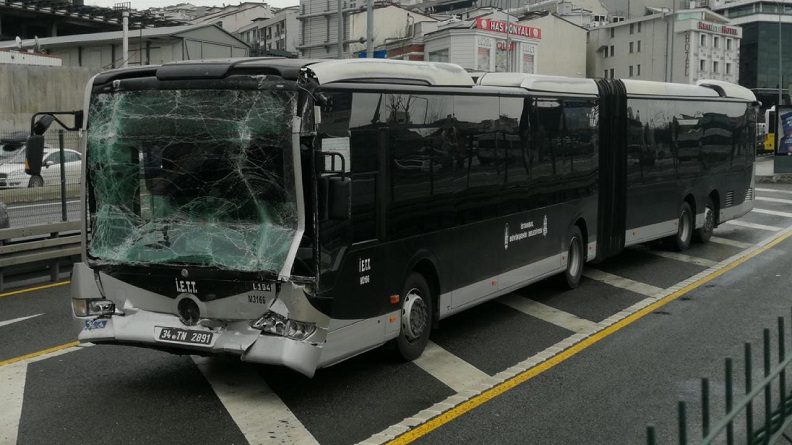 Metrobüslerin çarpıştığı anlar kamerada