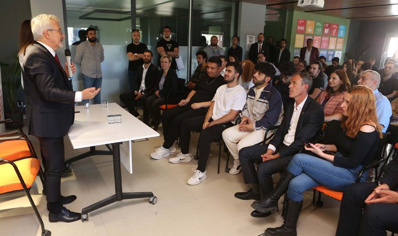 Başkan Erdem gençlerle buluştu