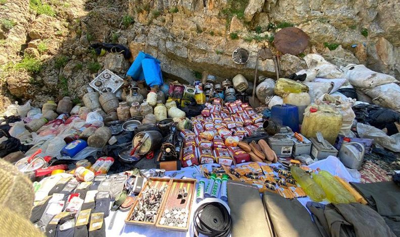 Teröristlere ait yaşam malzemeleri ele geçirildi