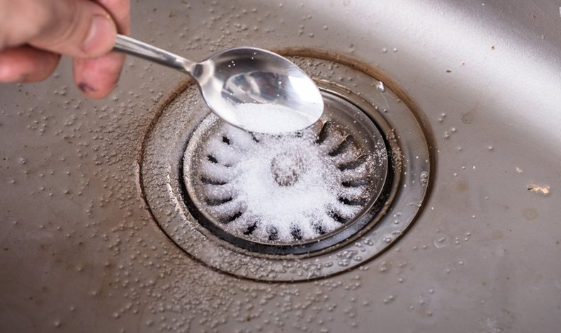 Lavabo açıcı bomba gibi patladı