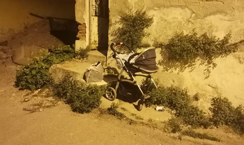 Yanında bebeği varken defalarca bıçaklandı