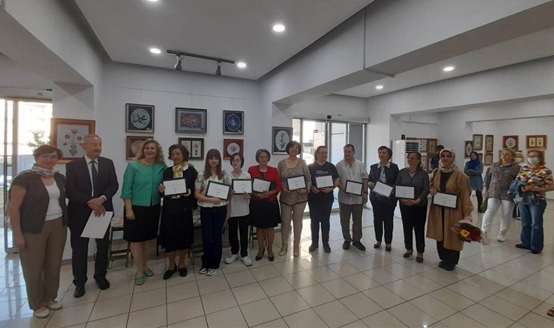Bursa’da kursiyerlerin ebru eserleri sergileniyor