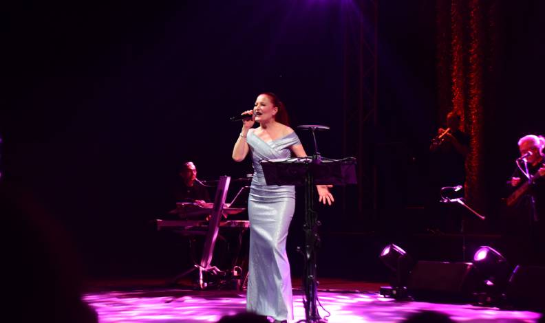 Candan Erçetin’den Bursalılara muhteşem konser