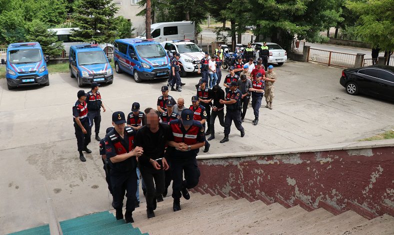 Uyuşturucu imalathanelerine baskında 11 gözaltı