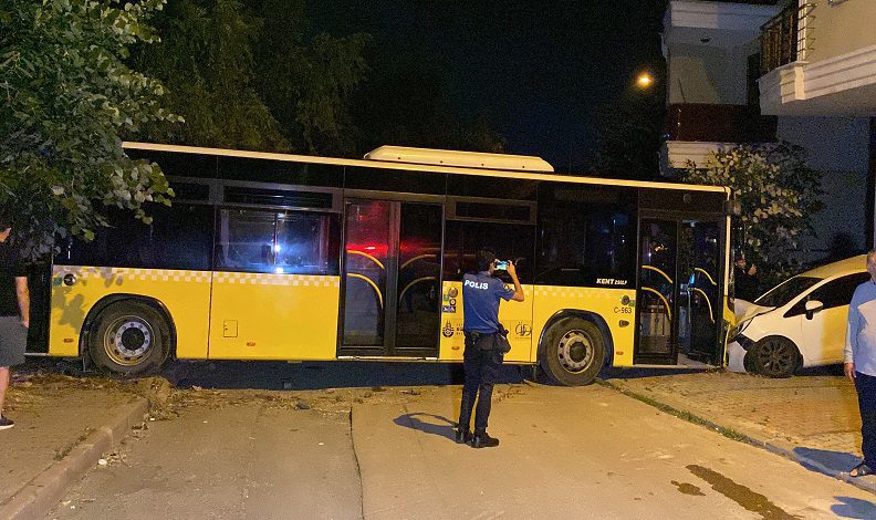 Ehliyetsiz görevli otobüsle sokağa daldı