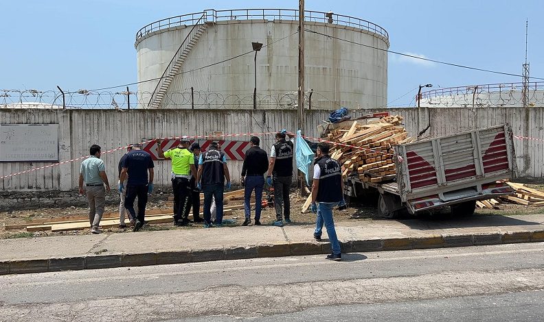Freni boşalan kamyonet duvara çarptı: Sürücü hayatını kaybetti