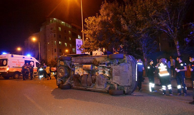 İYİ Partilileri taşıyan minibüs devrildi