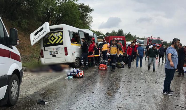 Katliam gibi kaza! Minibüs tankerle çarpıştı: 8 ölü