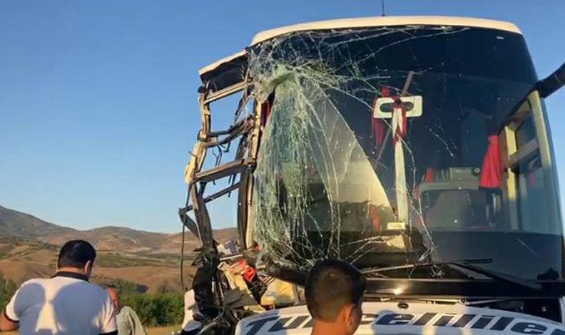 Yolcu otobüsüyle kargo kamyonu çarpıştı