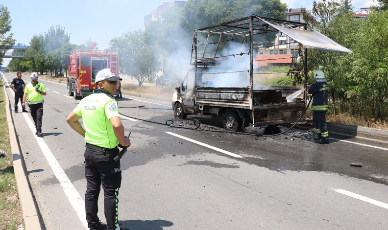 D100’de yanan kamyonet küle döndü