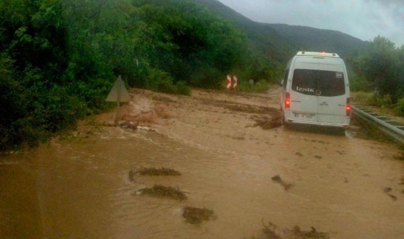 Bursa’da sağanak kabusu! Çöken yol trafiğe kapandı