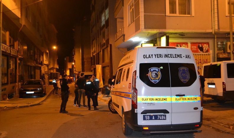Yol kenarında otururken bıçaklanarak öldürüldü
