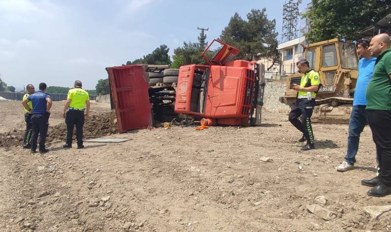 Bursa’da hafriyat kamyonu devrildi: 1 yaralı