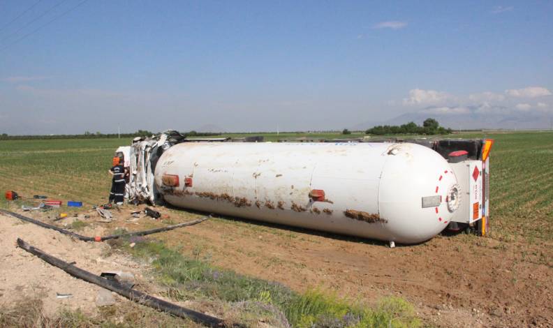 LPG yüklü tanker devrildi