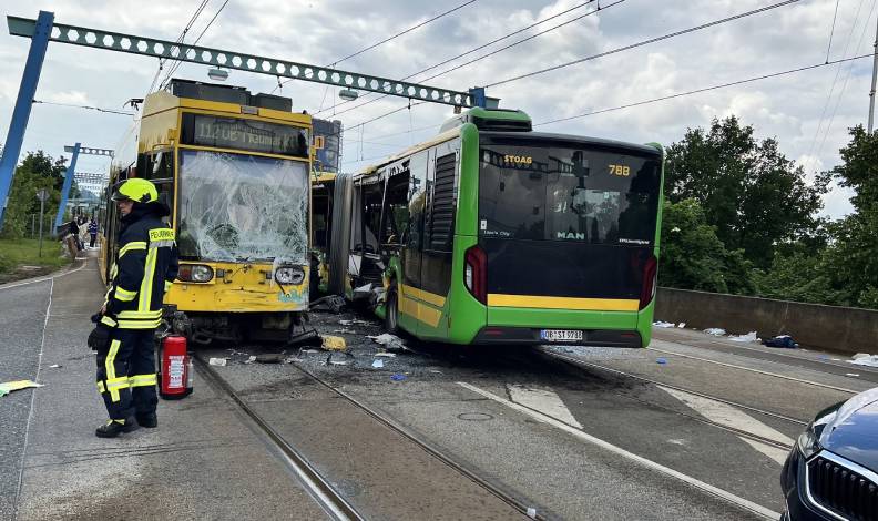 Almanya’da otobüsle tramvay çarpıştı