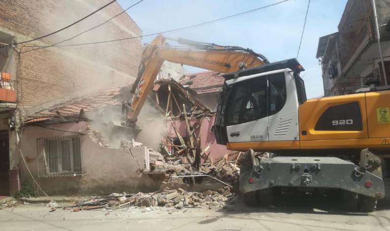 Bursa’da metruk binalar yıkıldı
