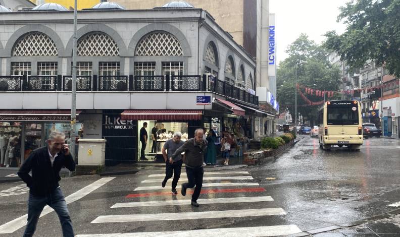 Sağanak yağışa hazırlıksız yakalandılar