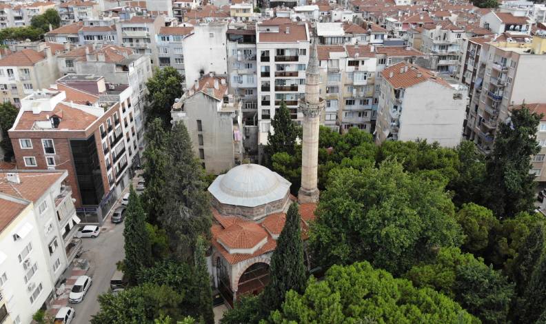 Tarihe meydan okuyan cami rutubete yenik düşüyor