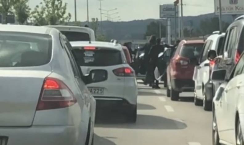 Bursa’da yolu kapatıp halay çektiler
