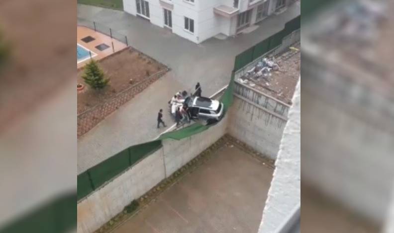 Bursa’da aracını kaydıran sürücüyü komşuları kurtardı