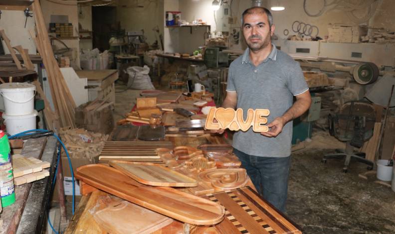 Ahşabı tutkuyla işliyor