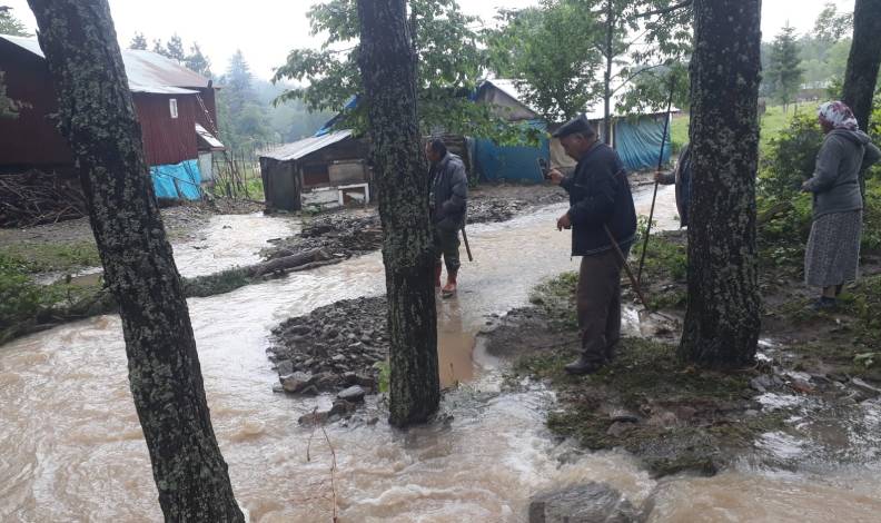 Yayla yolundaki heyelan nedeniyle 20 kişi yardım istedi