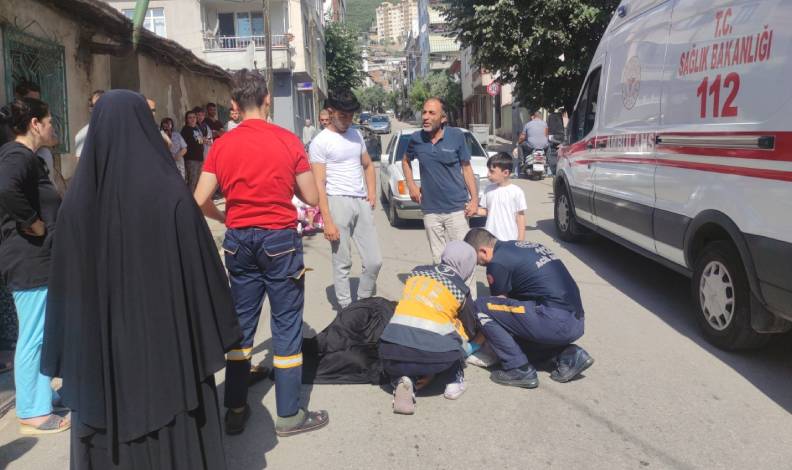 Bursa’da eşi ve çocuğunun gözü önünde otomobil çarptı