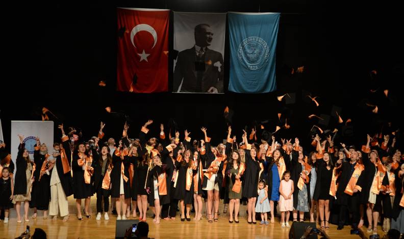 BUÜ’de mezuniyet coşkusu